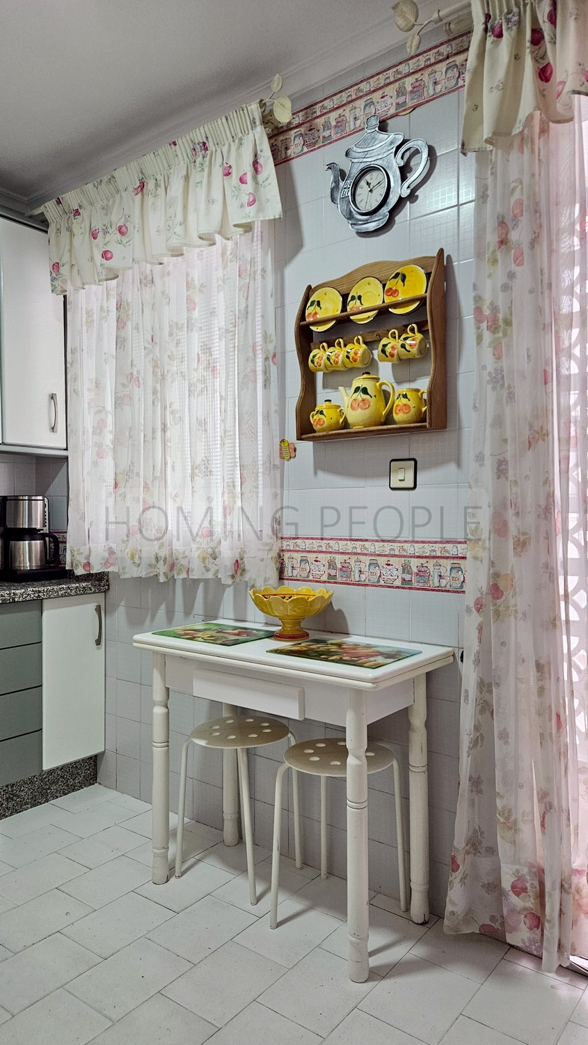 Central flat: Opposite the municipal market, with terrace and communal swimming pool