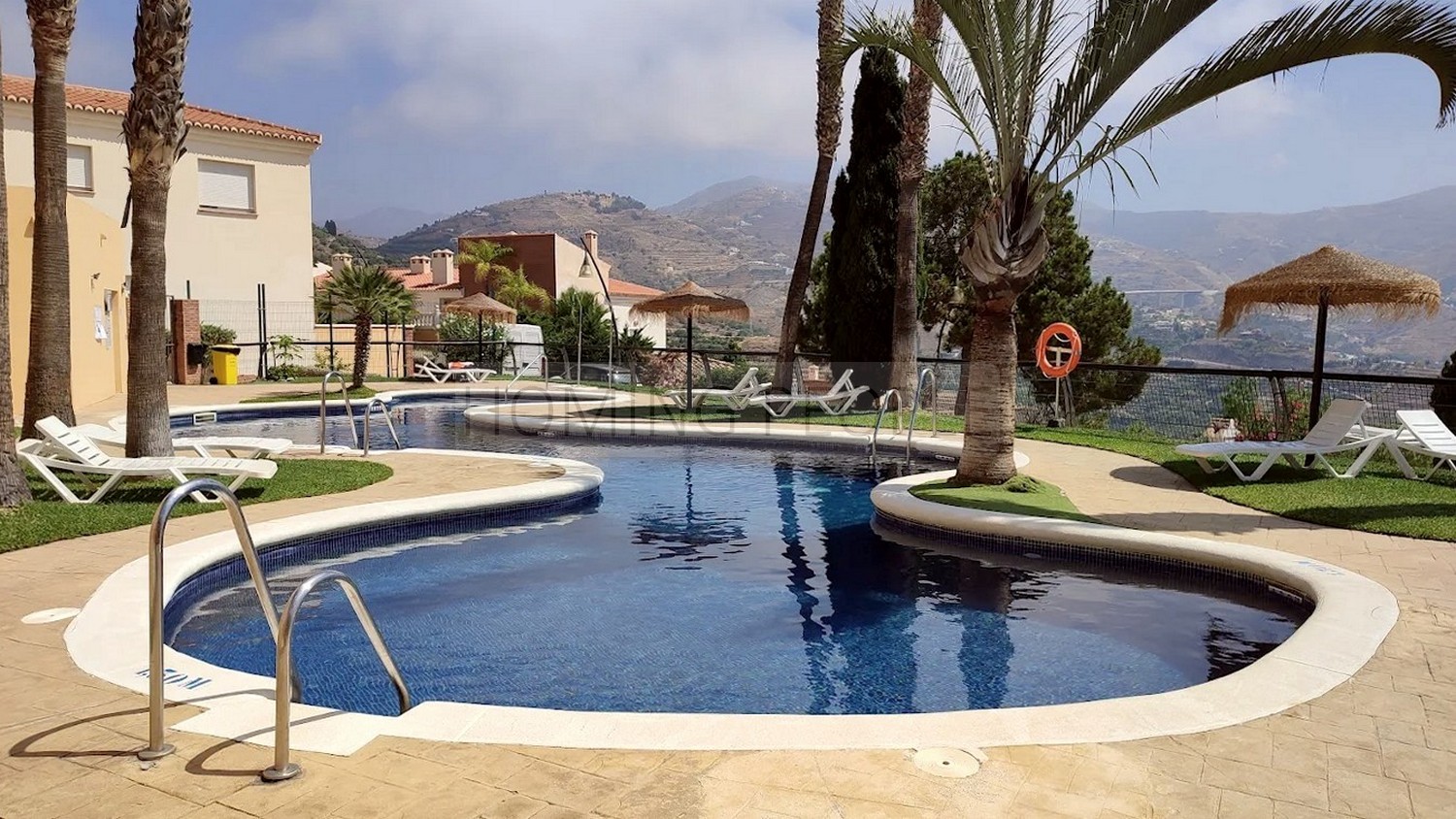 Duplex with large terrace and communal swimming pools