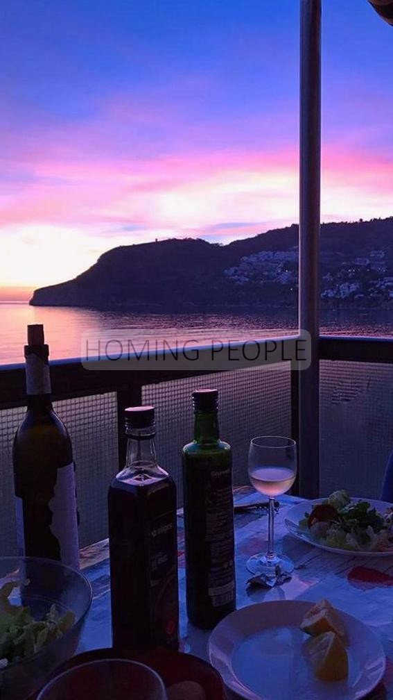 Luminoso ático en primerísima línea de playa con terraza y opción de parking