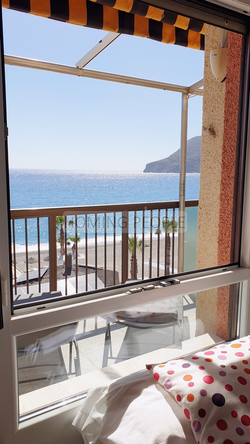 Luminoso ático en primerísima línea de playa con terraza y opción de parking