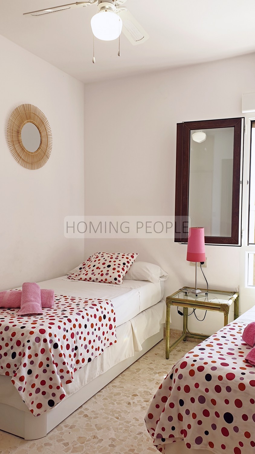 Luminoso ático en primerísima línea de playa con terraza y opción de parking