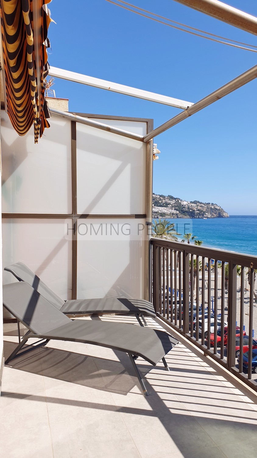 Luminoso ático en primerísima línea de playa con terraza y opción de parking