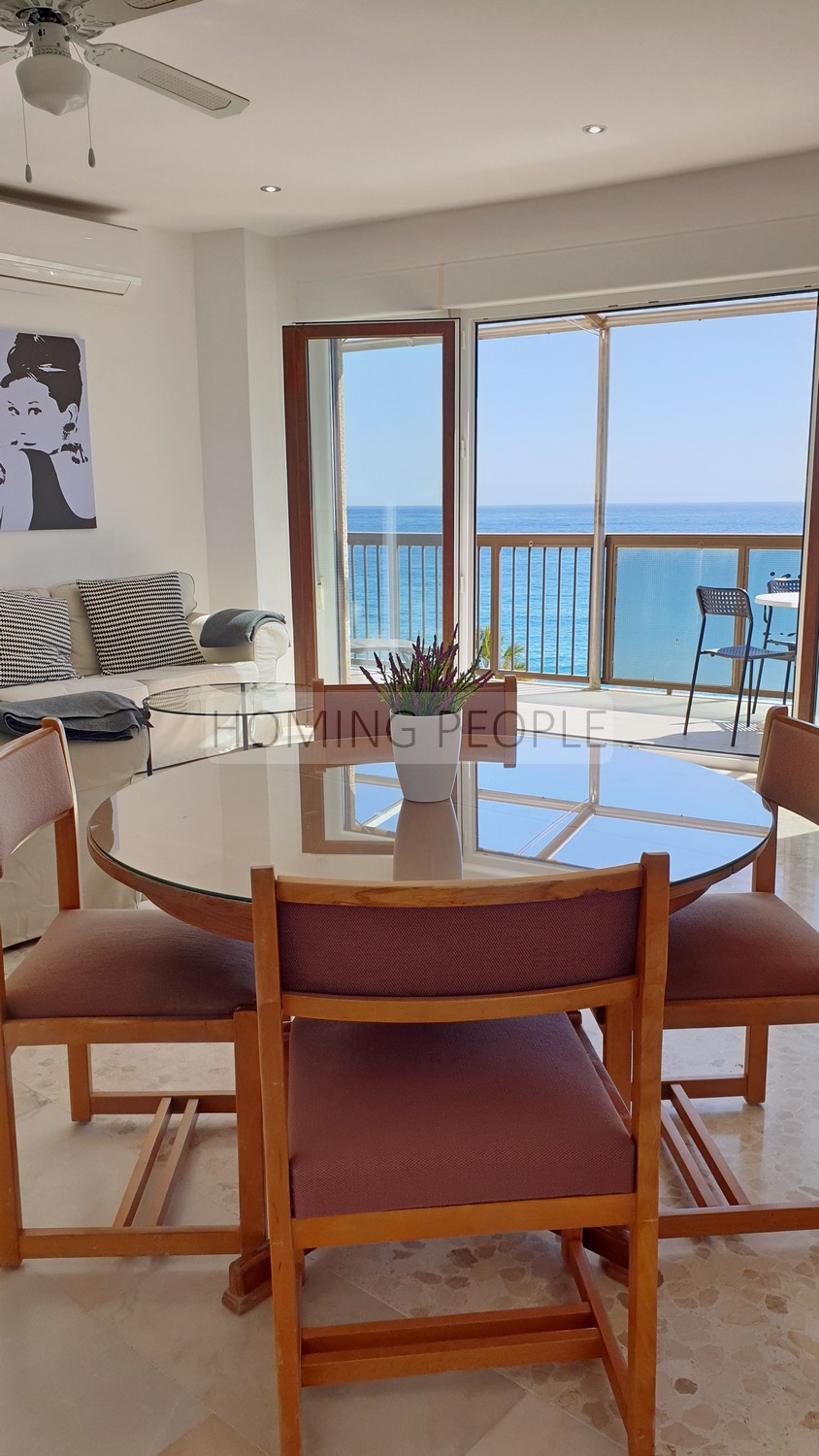 Luminoso ático en primerísima línea de playa con terraza y opción de parking