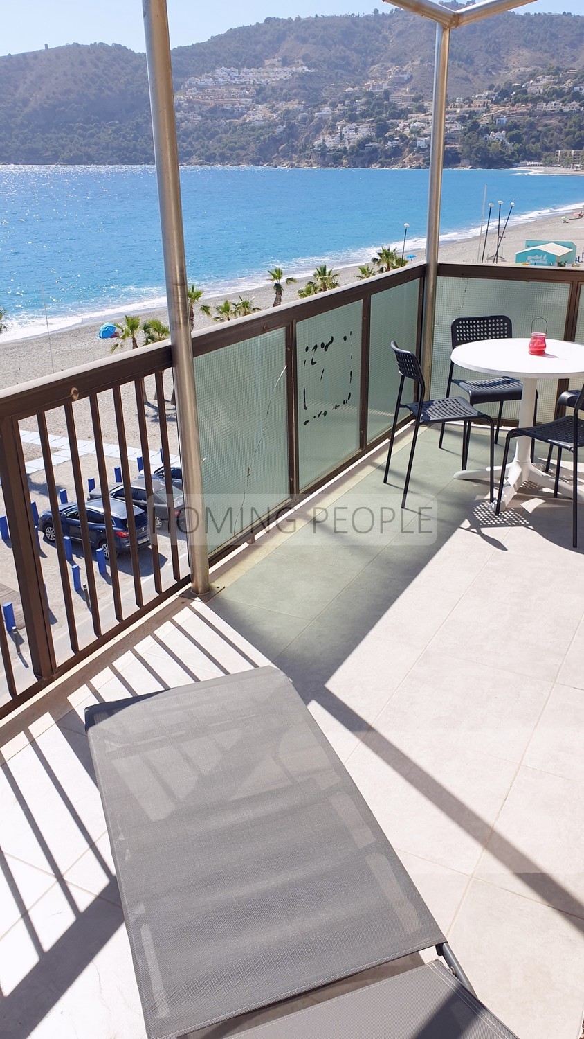 Luminoso ático en primerísima línea de playa con terraza y opción de parking
