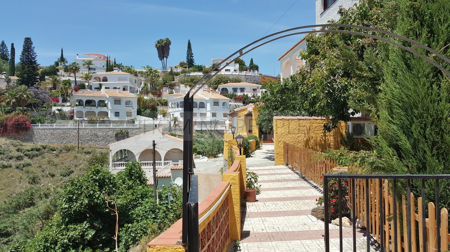 Appartement de type maison avec petit jardin et vue magnifique sur la mer