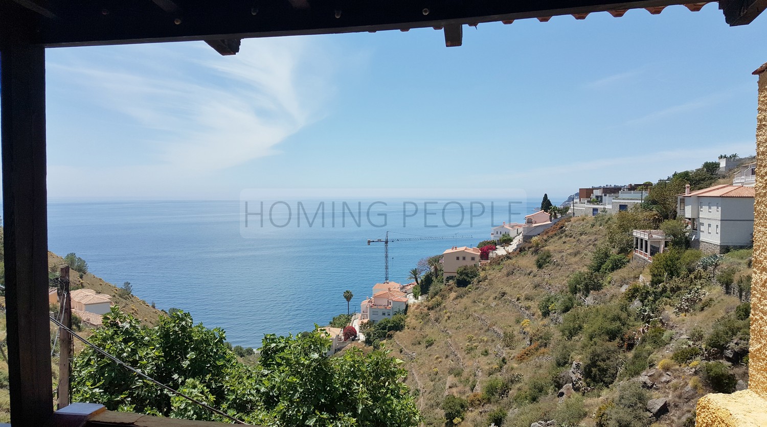 Appartement de type maison avec petit jardin et vue magnifique sur la mer