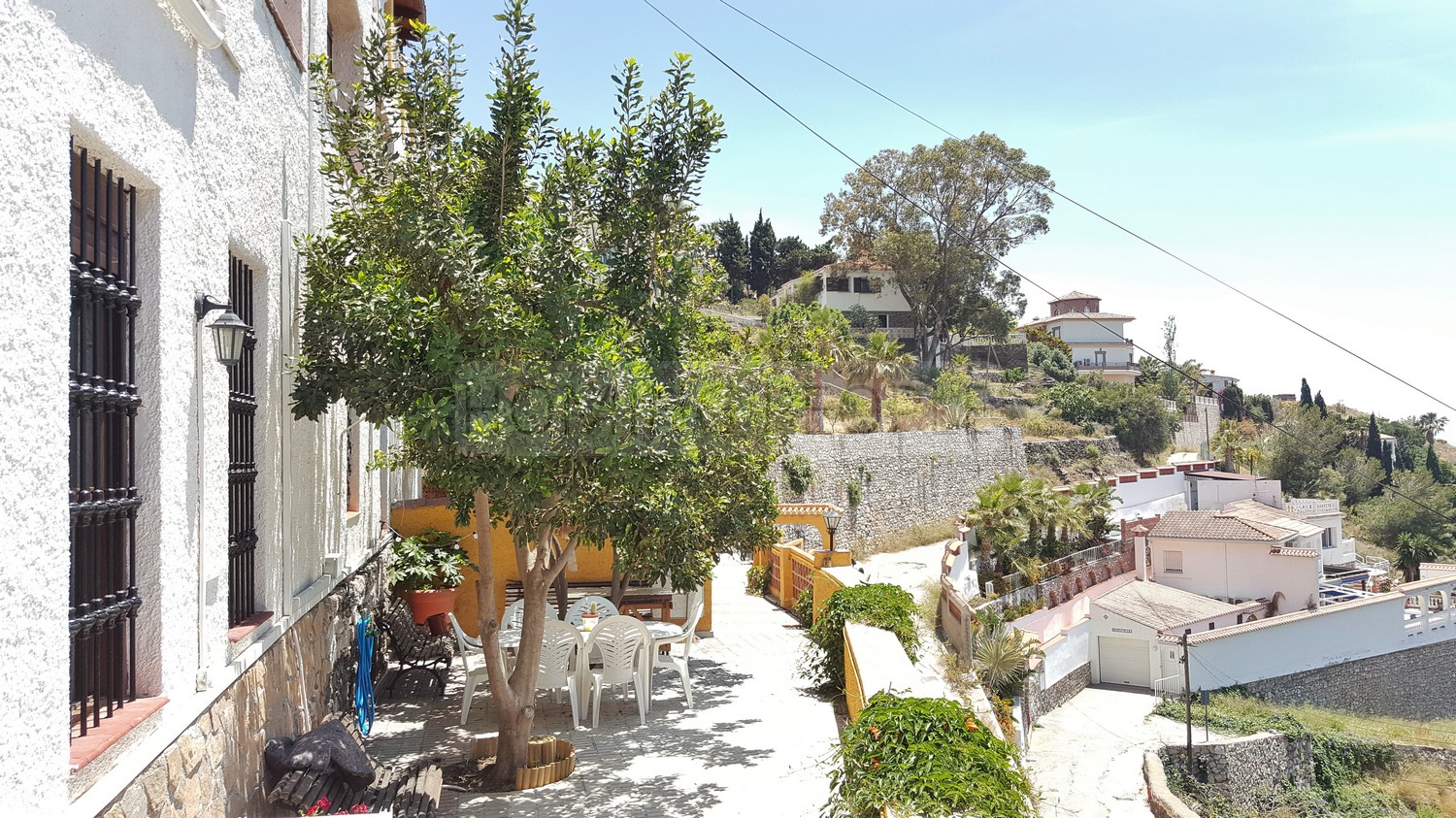 Appartement de type maison avec petit jardin et vue magnifique sur la mer