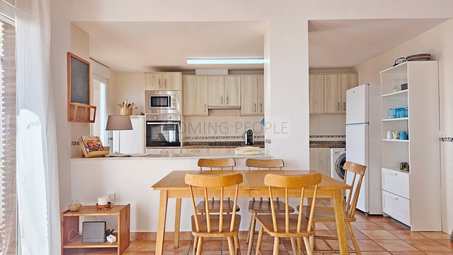 Magnifique maison avec vue panoramique sur la baie: Intimité, garage et distance à pied de la plage!