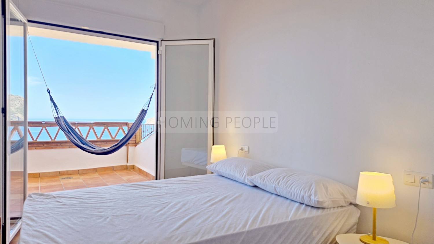 Magnifique maison avec vue panoramique sur la baie: Intimité, garage et distance à pied de la plage!