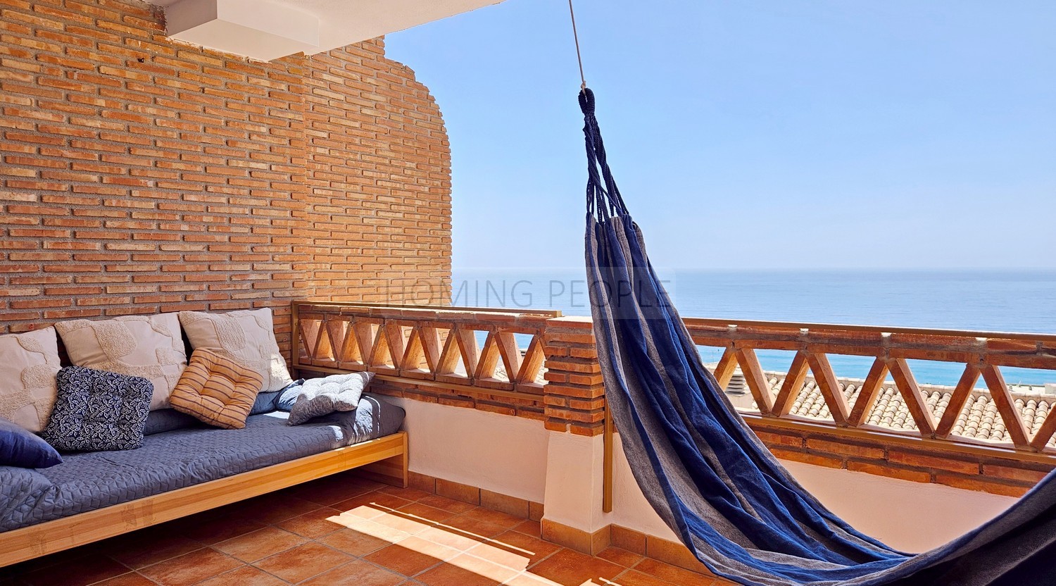 Magnifique maison avec vue panoramique sur la baie: Intimité, garage et distance à pied de la plage!