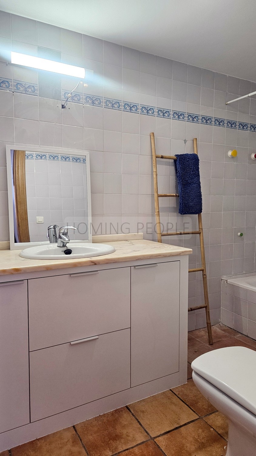 Magnifique maison avec vue panoramique sur la baie: Intimité, garage et distance à pied de la plage!