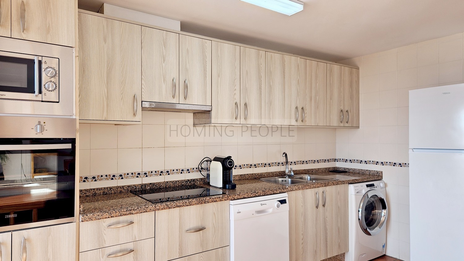 Magnifique maison avec vue panoramique sur la baie: Intimité, garage et distance à pied de la plage!