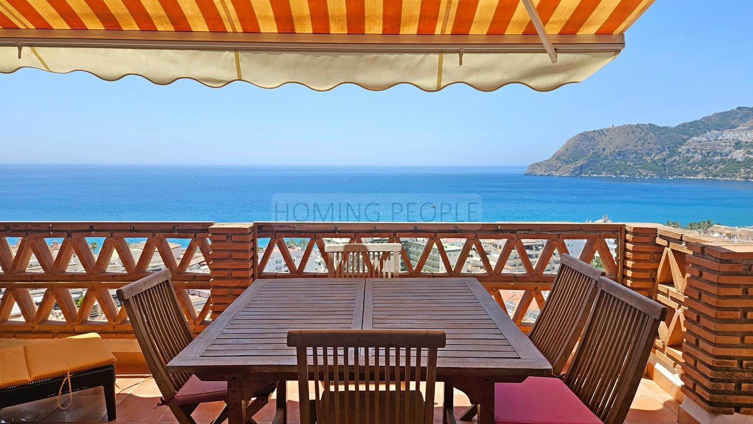 Magnifique maison avec vue panoramique sur la baie: Intimité, garage et distance à pied de la plage!