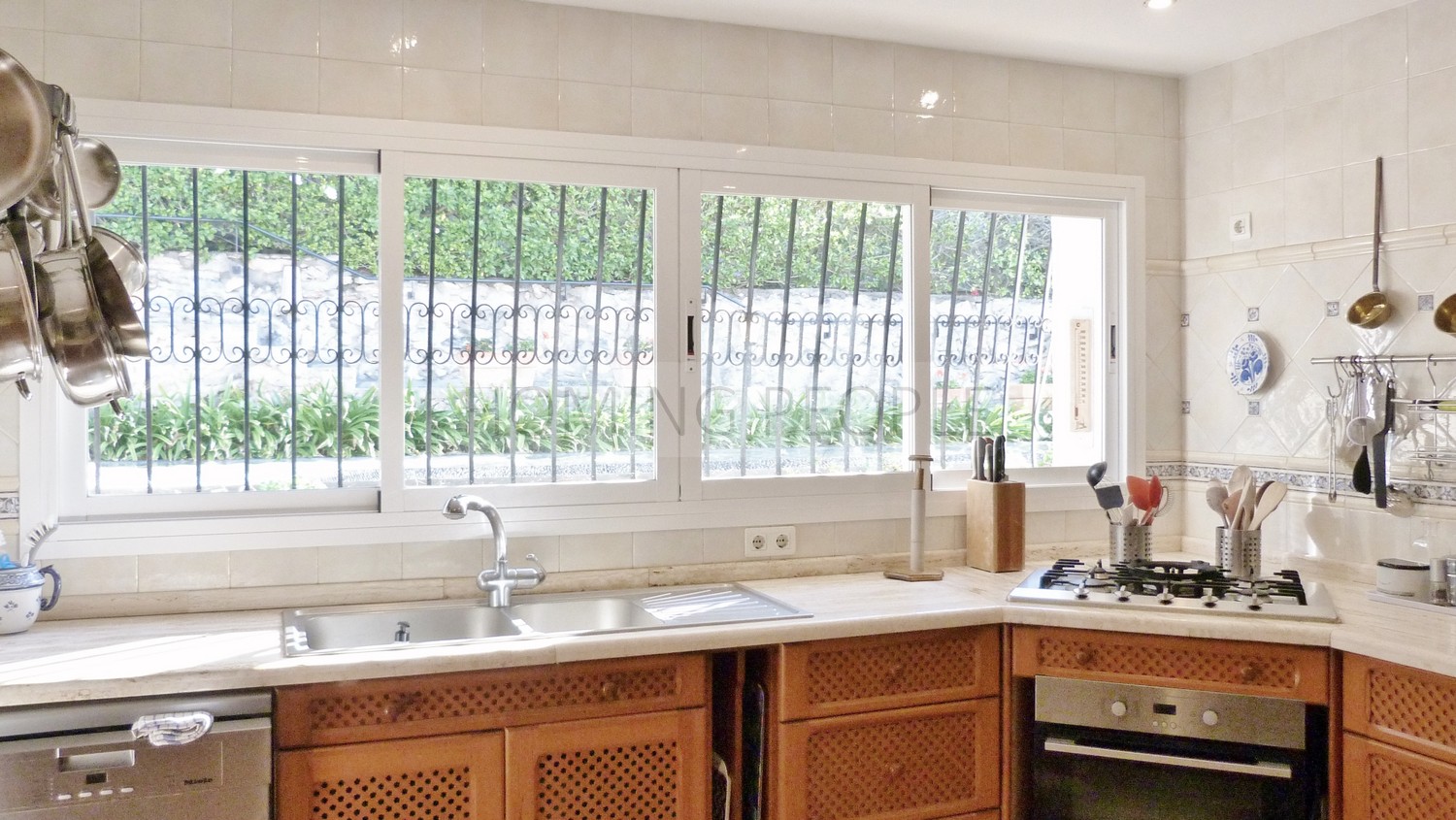 Villa spacieuse, jardins avec beaucoup de charme