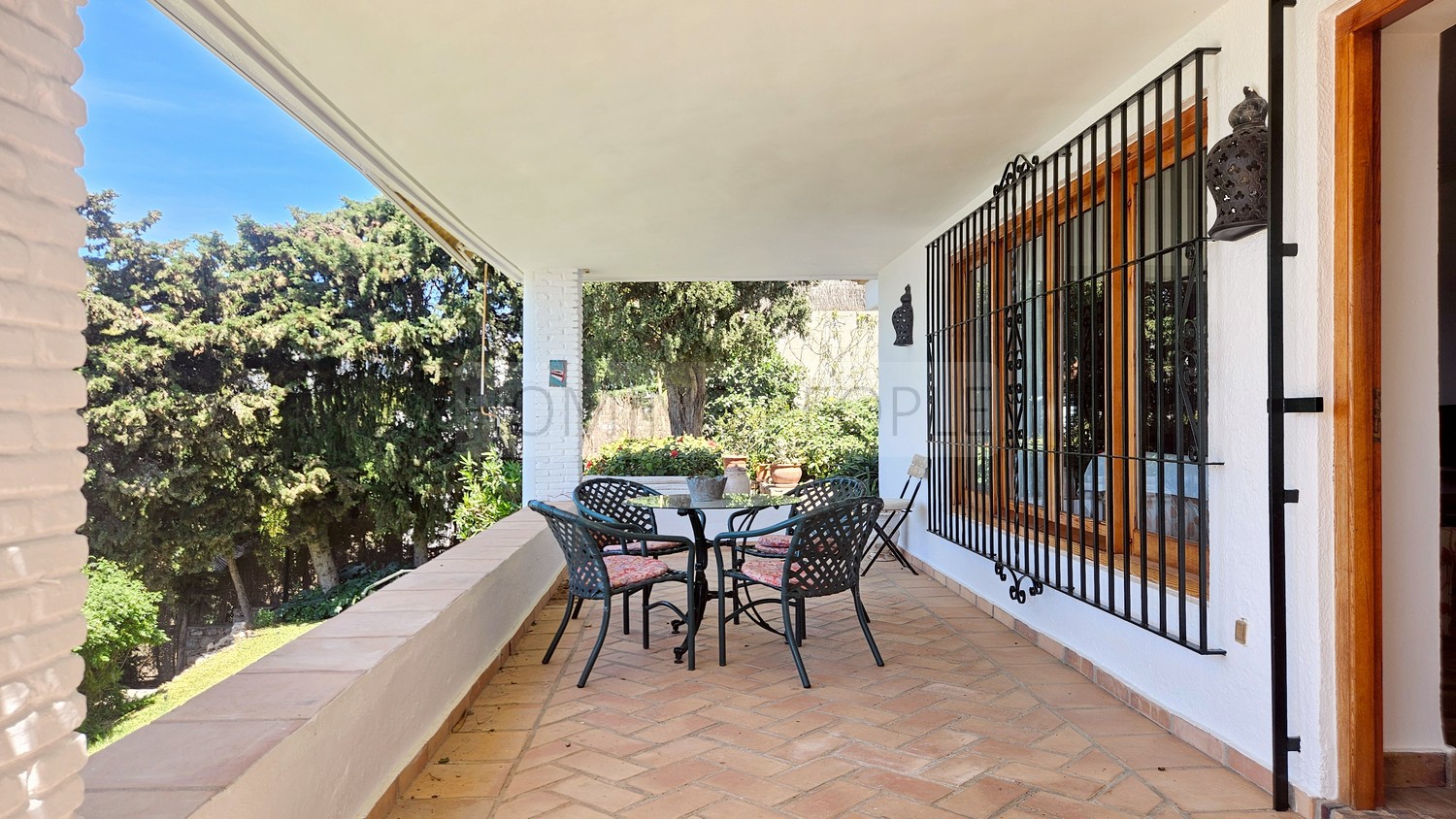 Great, charming villa with mature gardens