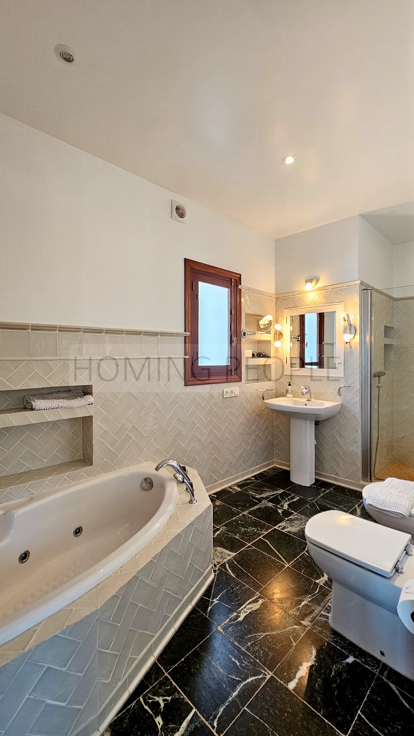 Great, charming villa with mature gardens