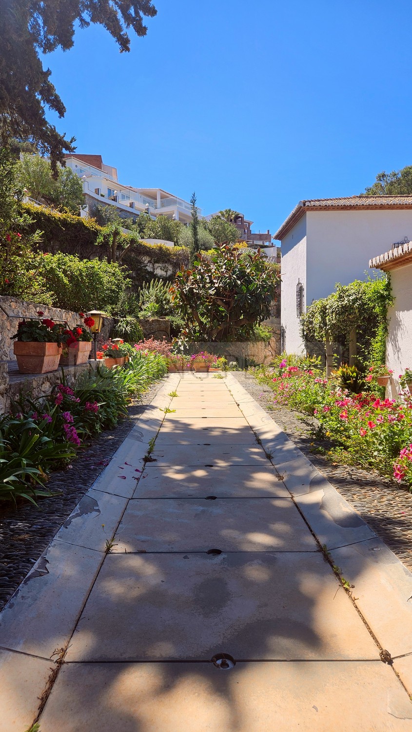 Great, charming villa with mature gardens