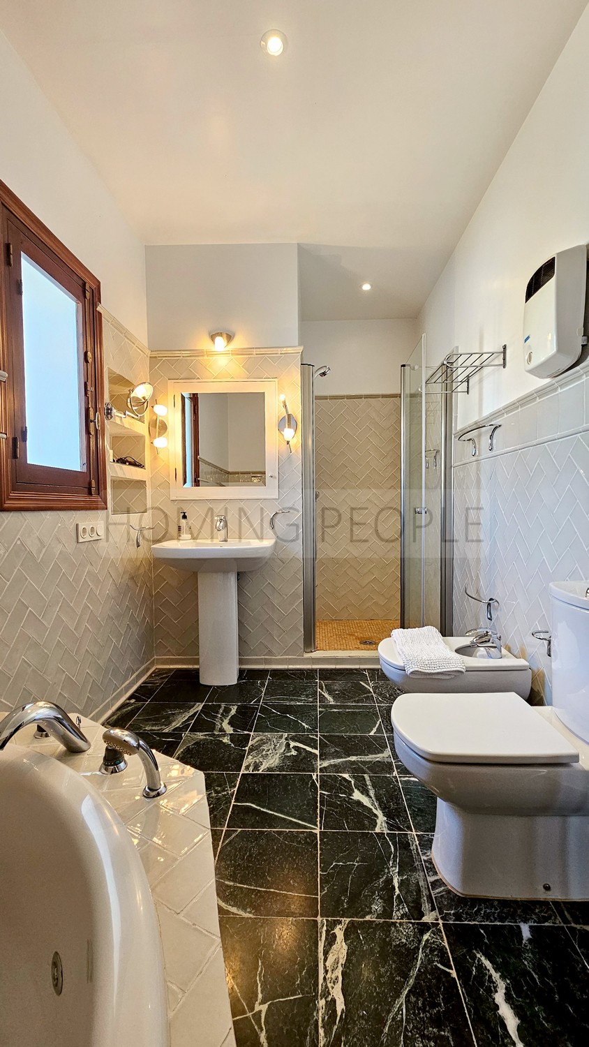 Great, charming villa with mature gardens