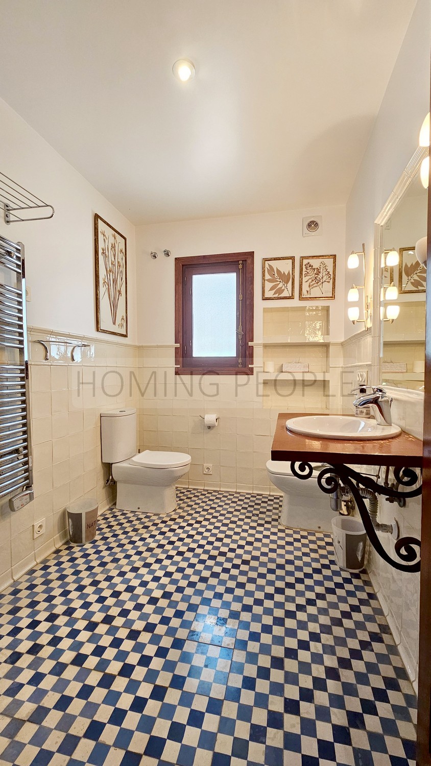 Great, charming villa with mature gardens