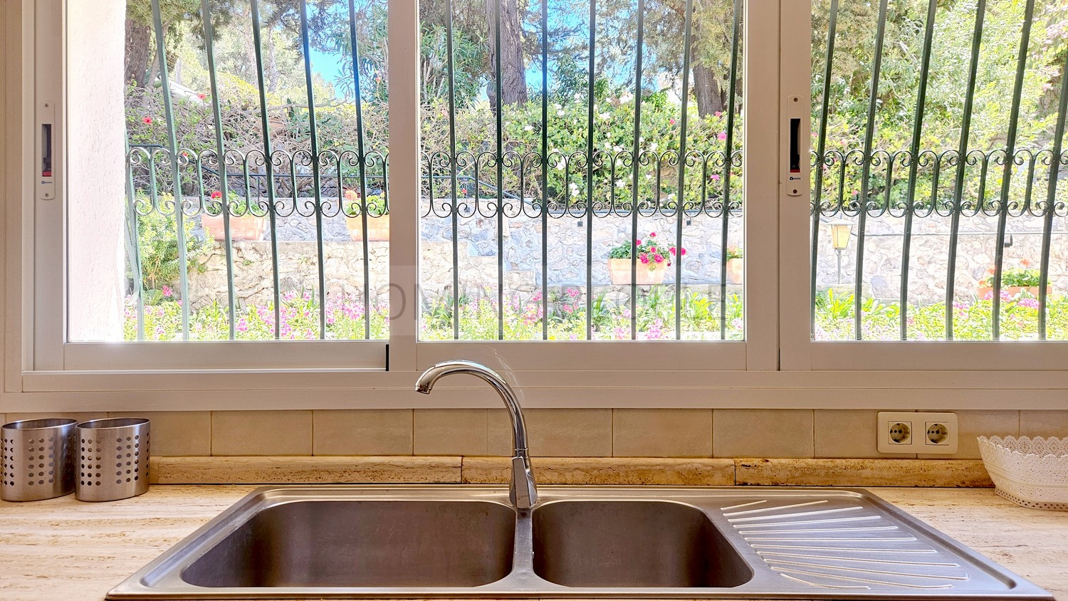 Great, charming villa with mature gardens