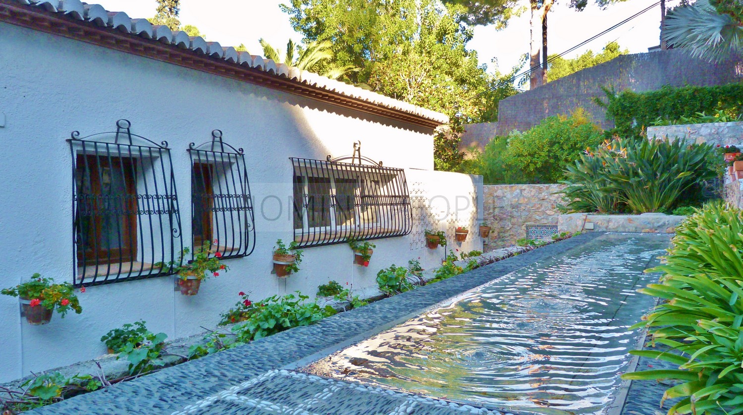 Villa espaciosa y jardines con mucho encanto