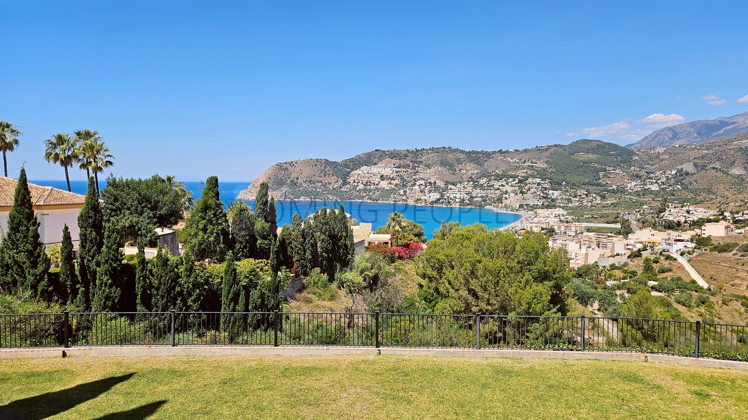 A true feeling of interior space within a privileged setting offering the best views of the bay.