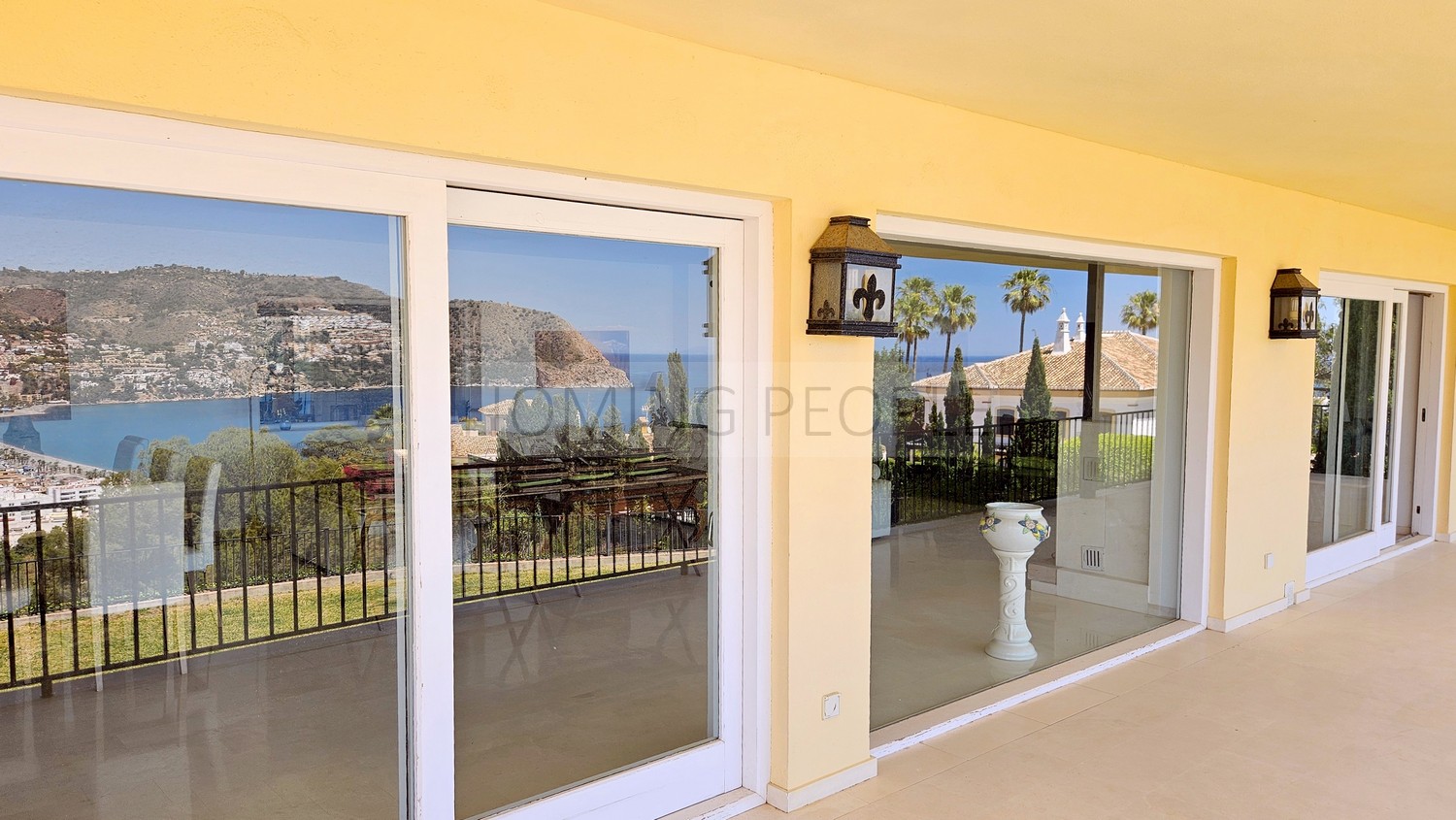 A true feeling of interior space within a privileged setting offering the best views of the bay.