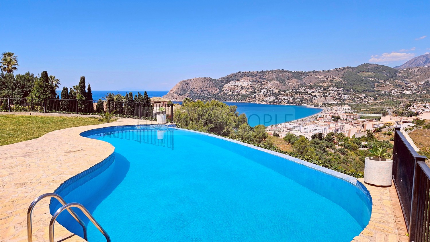 A true feeling of interior space within a privileged setting offering the best views of the bay.