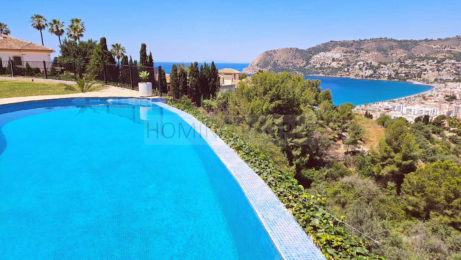 A true feeling of interior space within a privileged setting offering the best views of the bay.