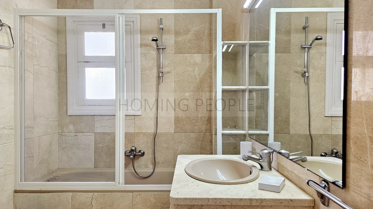 A true feeling of interior space within a privileged setting offering the best views of the bay.