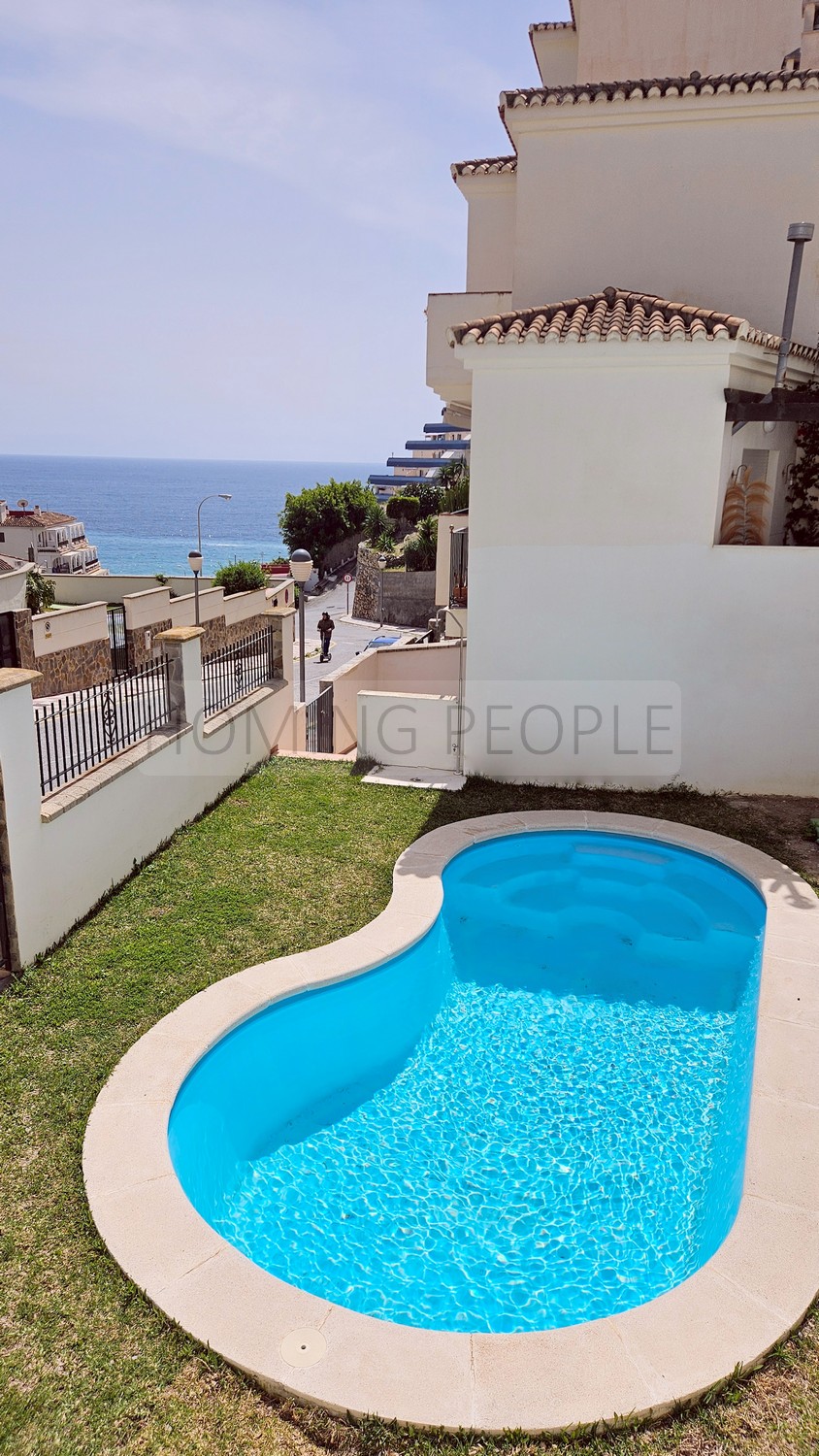 Adosado de dos plantas con cochera y a un paso de la Playa de La China