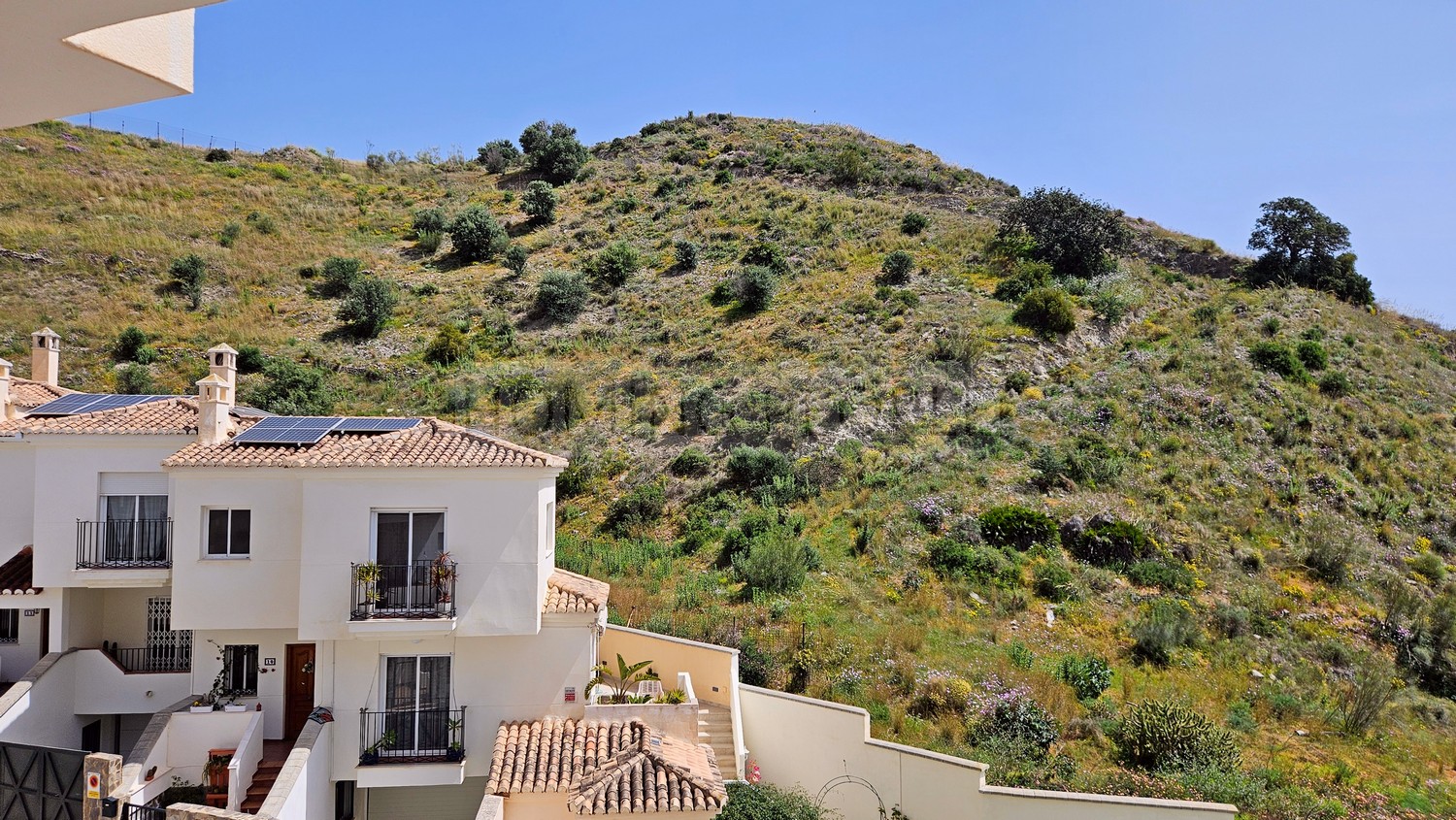 Adosado de dos plantas con cochera y a un paso de la Playa de La China