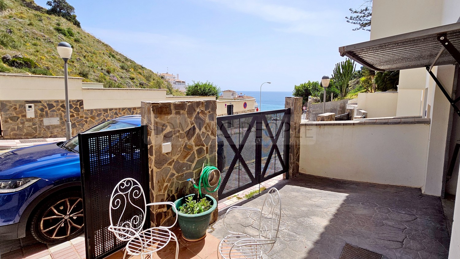 Adosado de dos plantas con cochera y a un paso de la Playa de La China