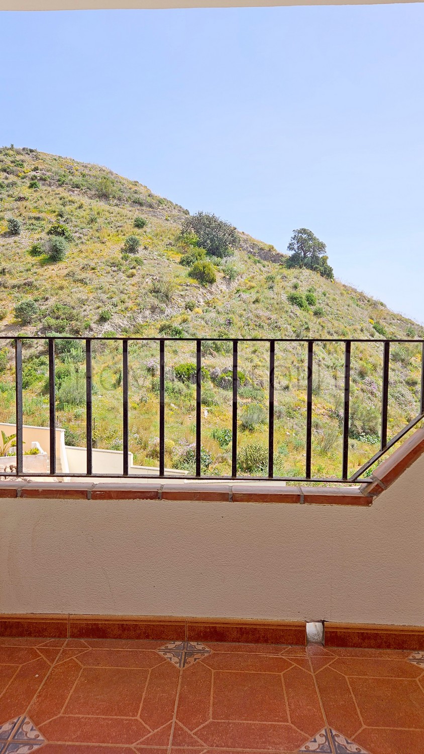 Adosado de dos plantas con cochera y a un paso de la Playa de La China