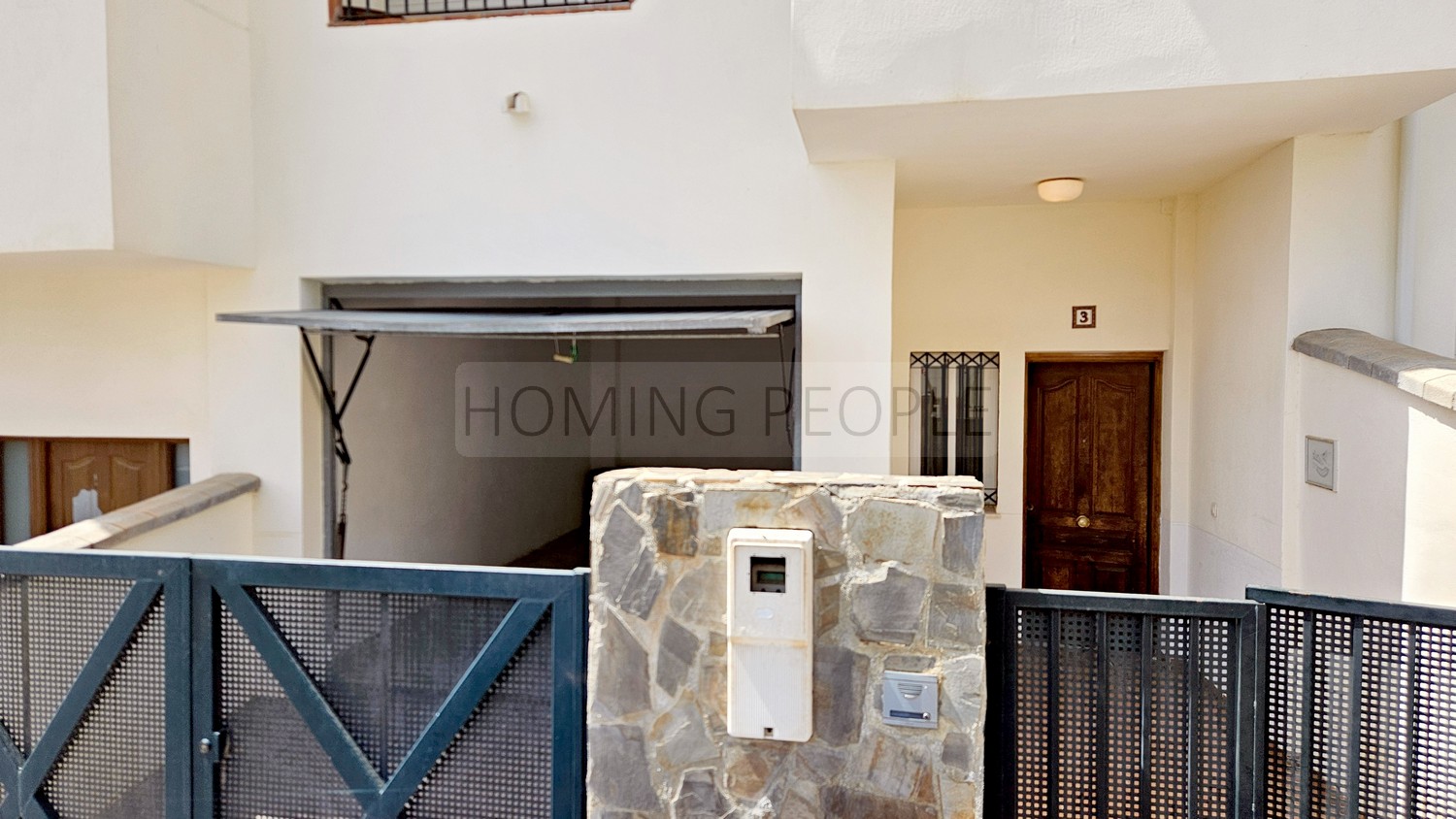 Adosado de dos plantas con cochera y a un paso de la Playa de La China