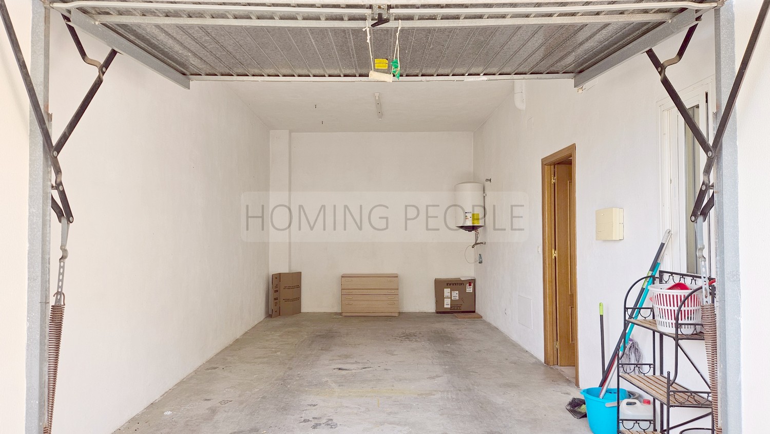 Adosado de dos plantas con cochera y a un paso de la Playa de La China