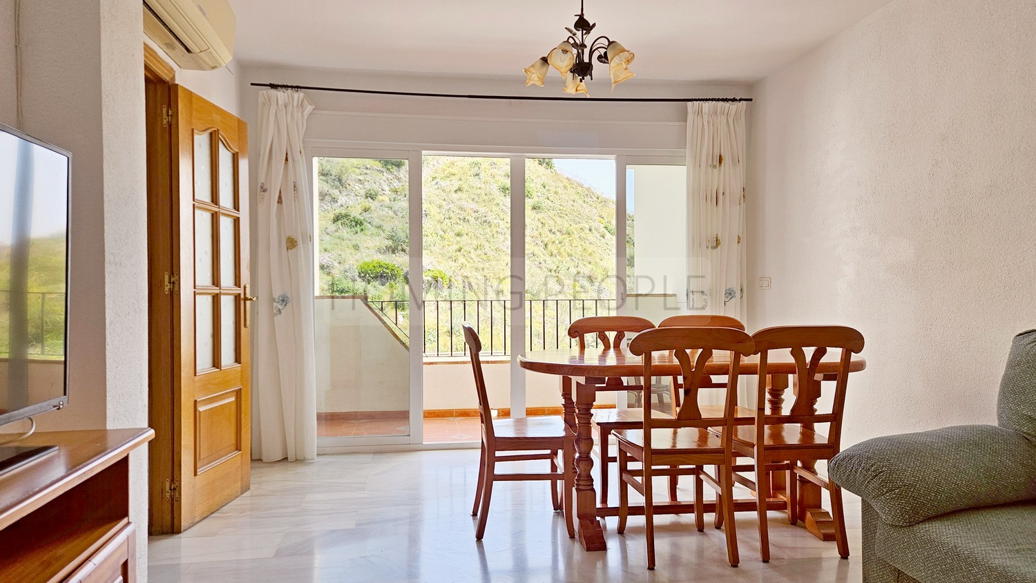 Adosado de dos plantas con cochera y a un paso de la Playa de La China