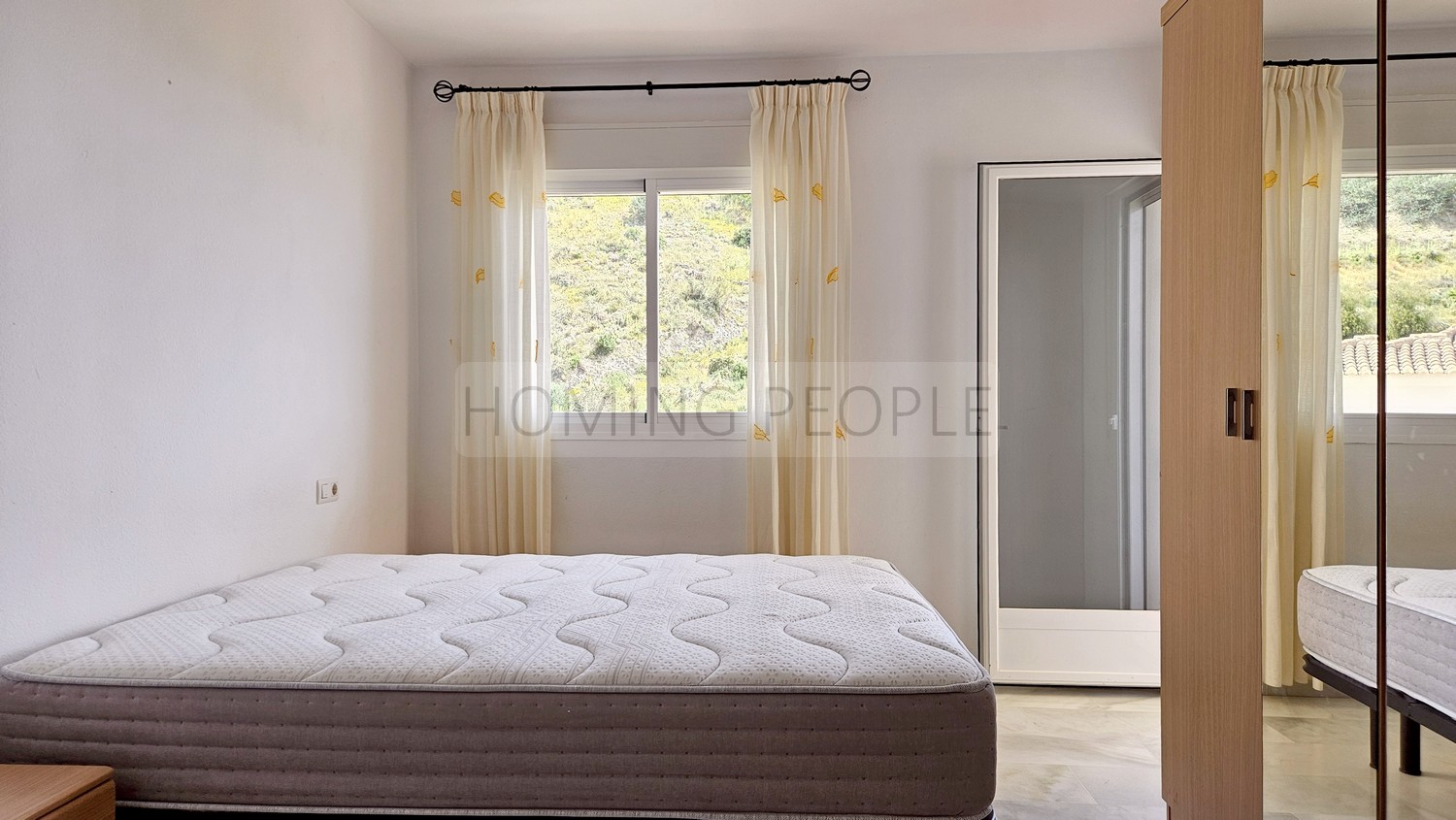 Adosado de dos plantas con cochera y a un paso de la Playa de La China