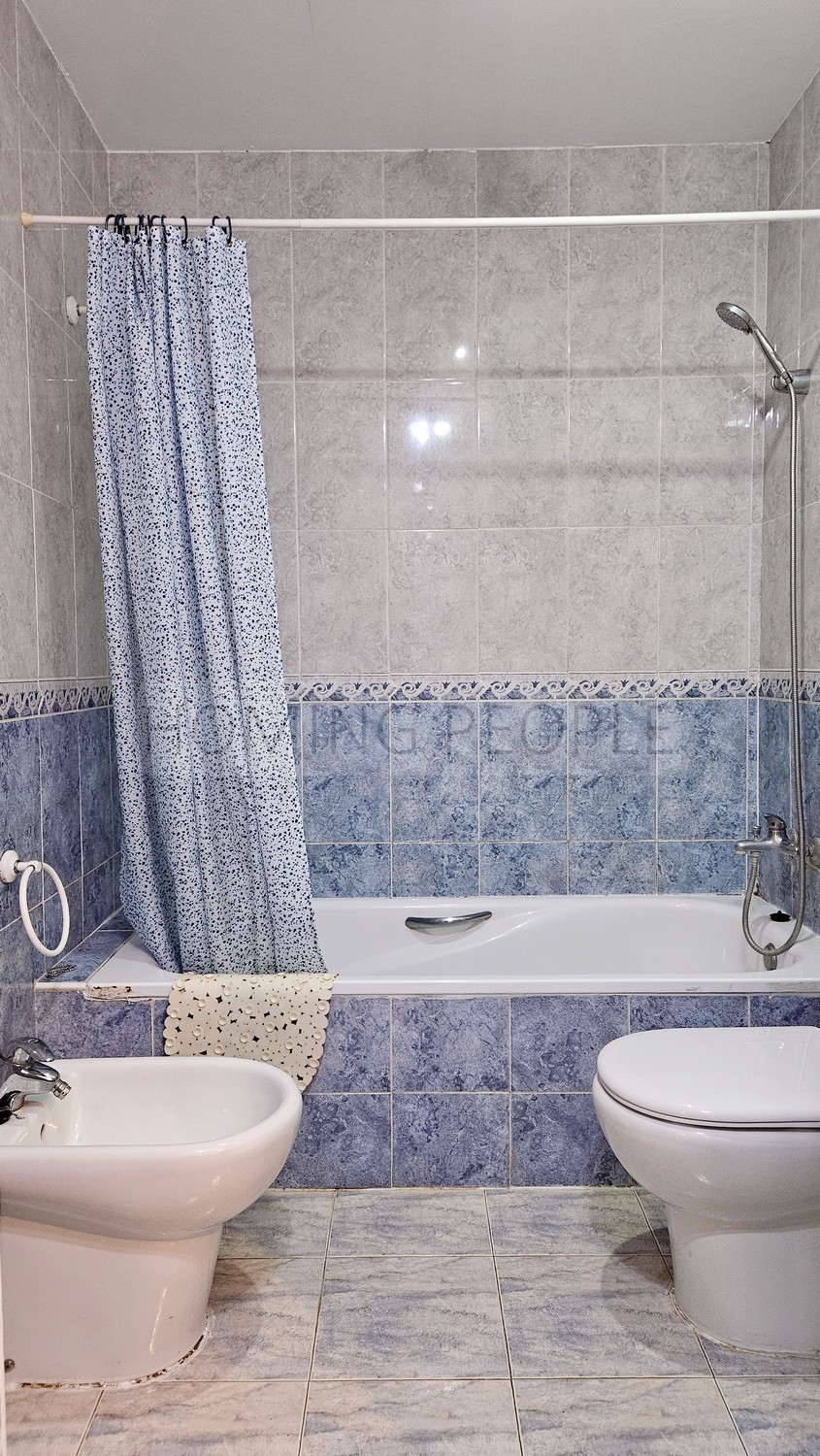 Adosado de dos plantas con cochera y a un paso de la Playa de La China