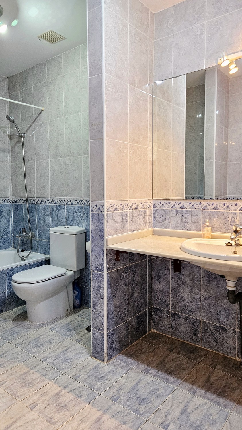 Adosado de dos plantas con cochera y a un paso de la Playa de La China