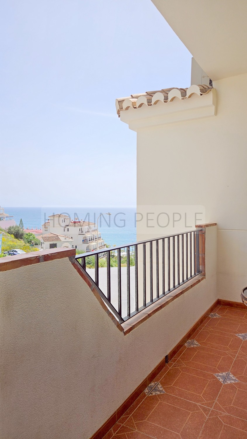 Adosado de dos plantas con cochera y a un paso de la Playa de La China