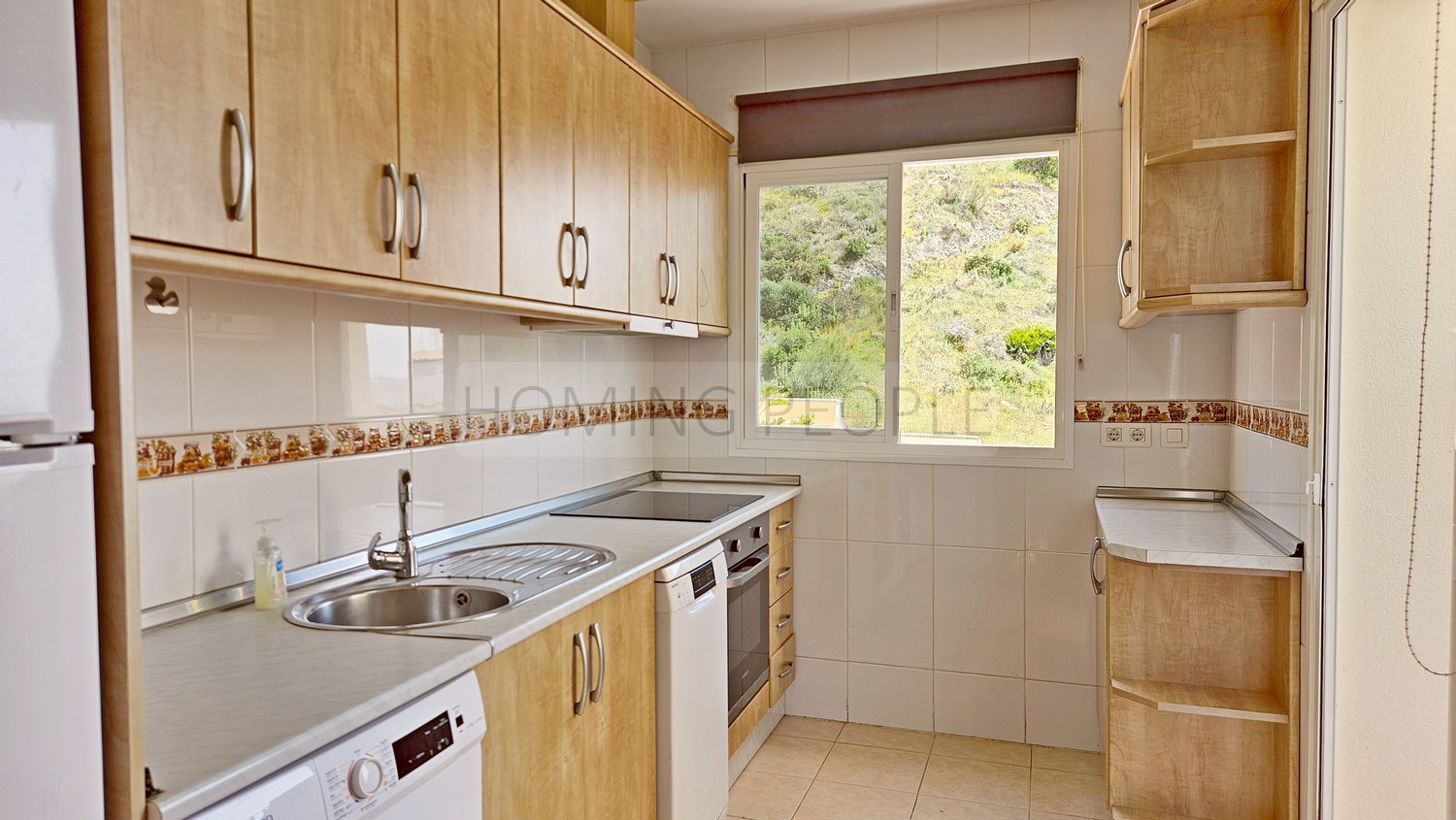 Adosado de dos plantas con cochera y a un paso de la Playa de La China