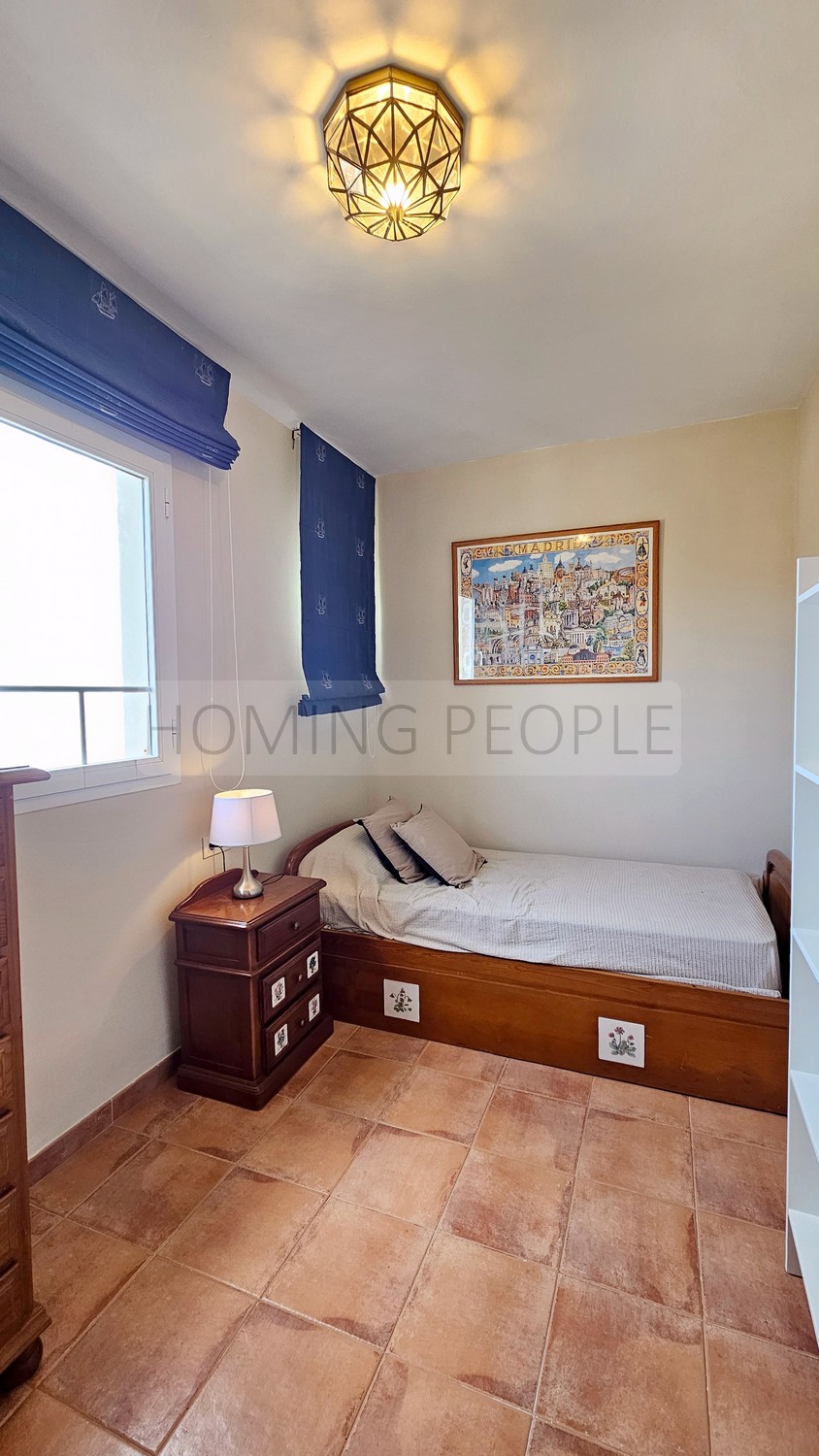 La baie fait partie du salon...