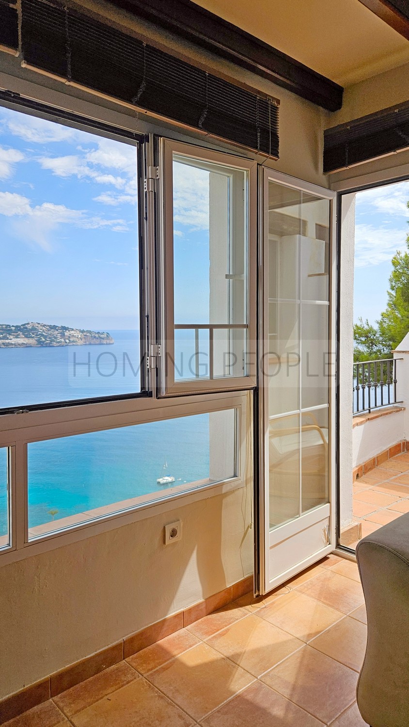 La baie fait partie du salon...