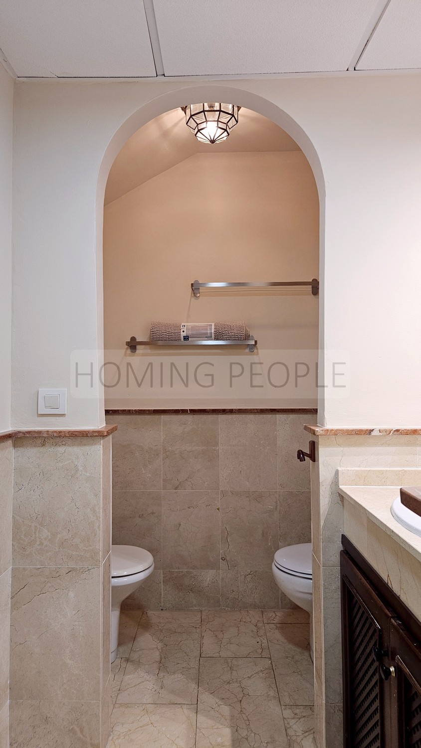 La baie fait partie du salon...