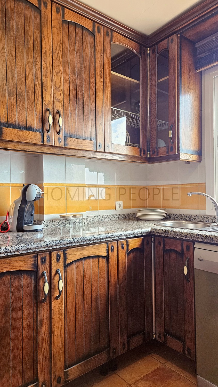 La baie fait partie du salon...