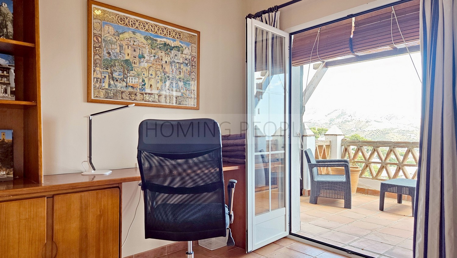 La baie fait partie du salon...