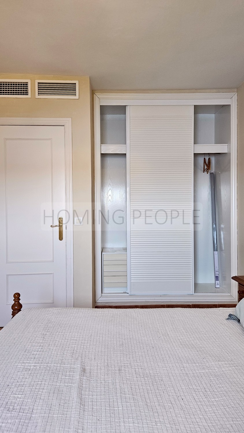 La baie fait partie du salon...