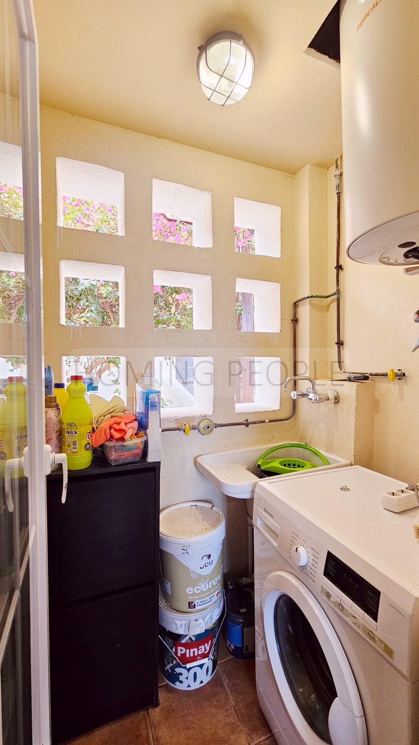 La baie fait partie du salon...