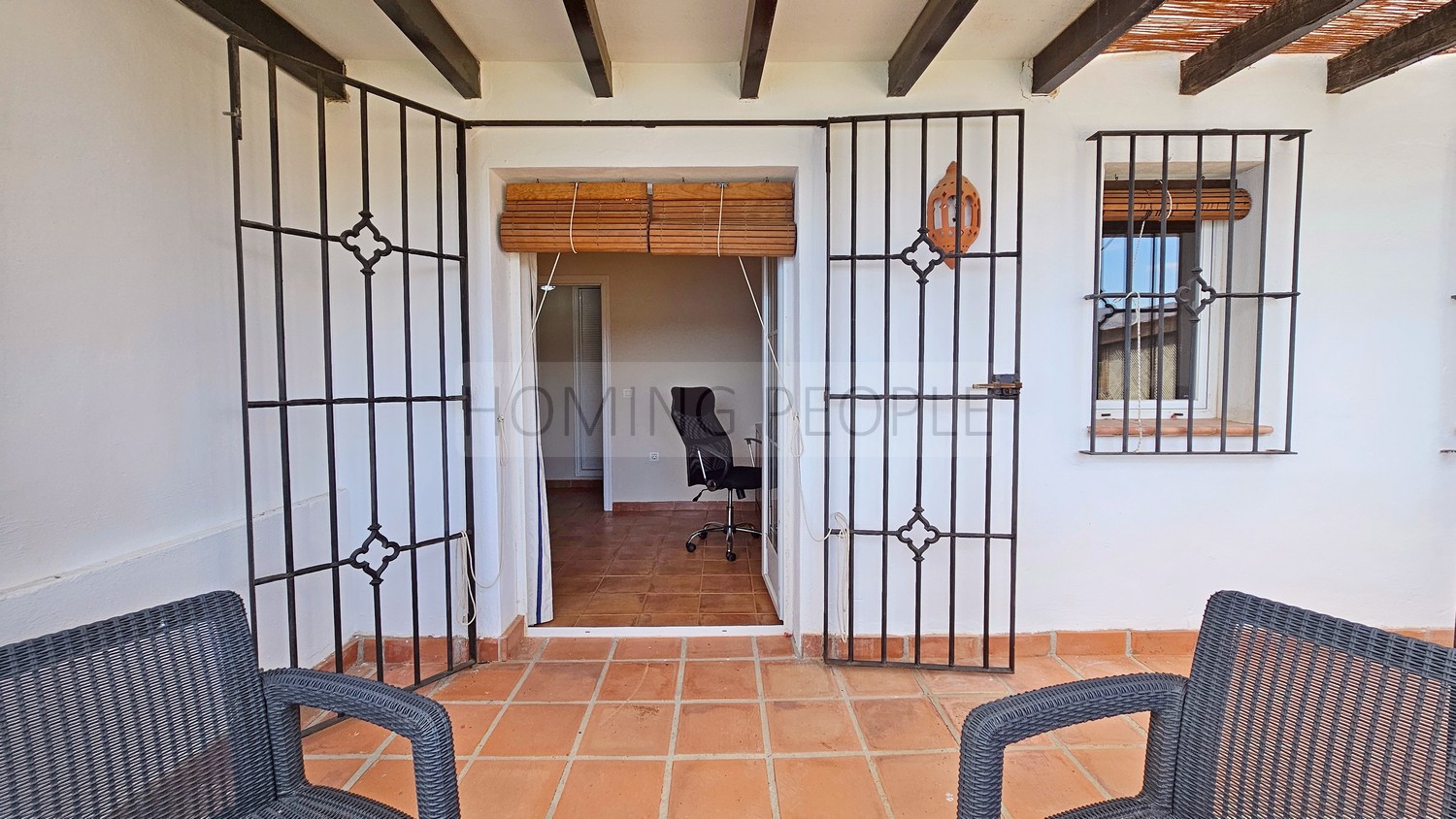 La baie fait partie du salon...